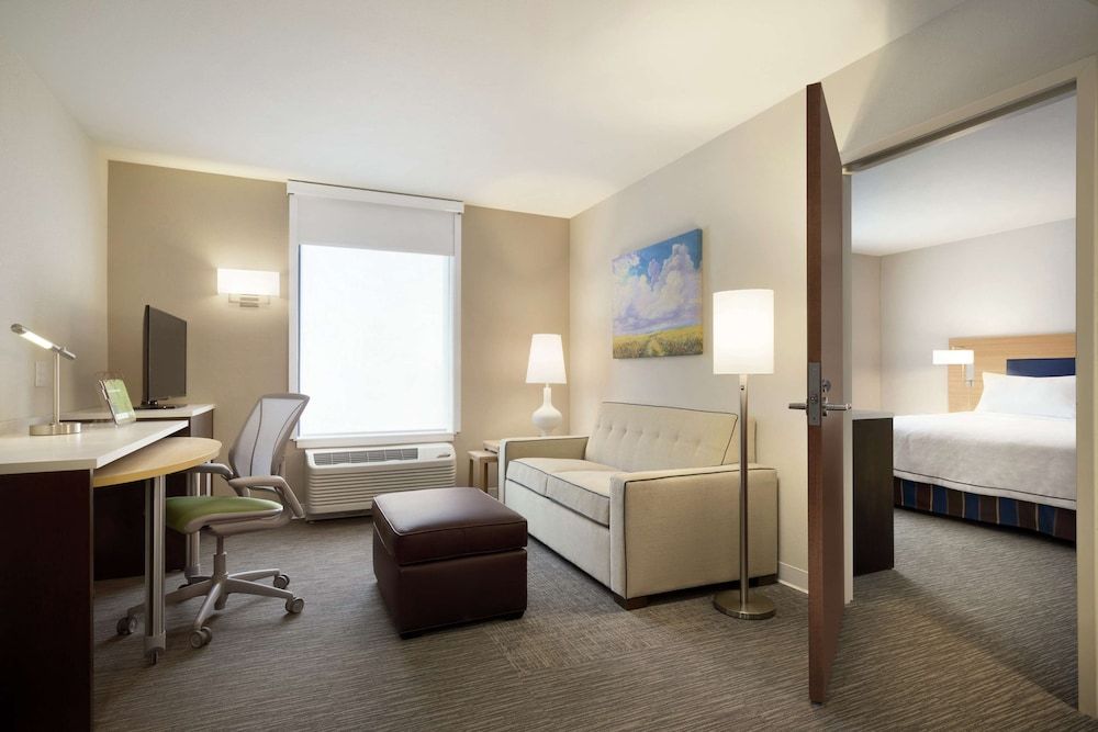 Suite, 1 King Bed, Accessible (Roll-In Shower)
