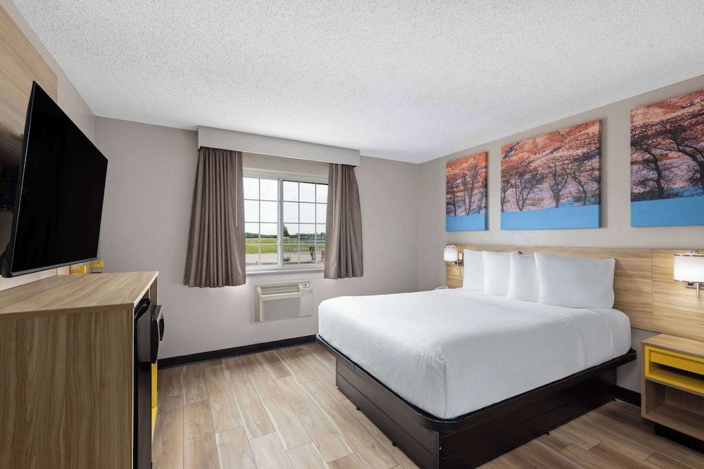 Room, 1 Queen Bed, Accessible, Non Smoking (First Floor)