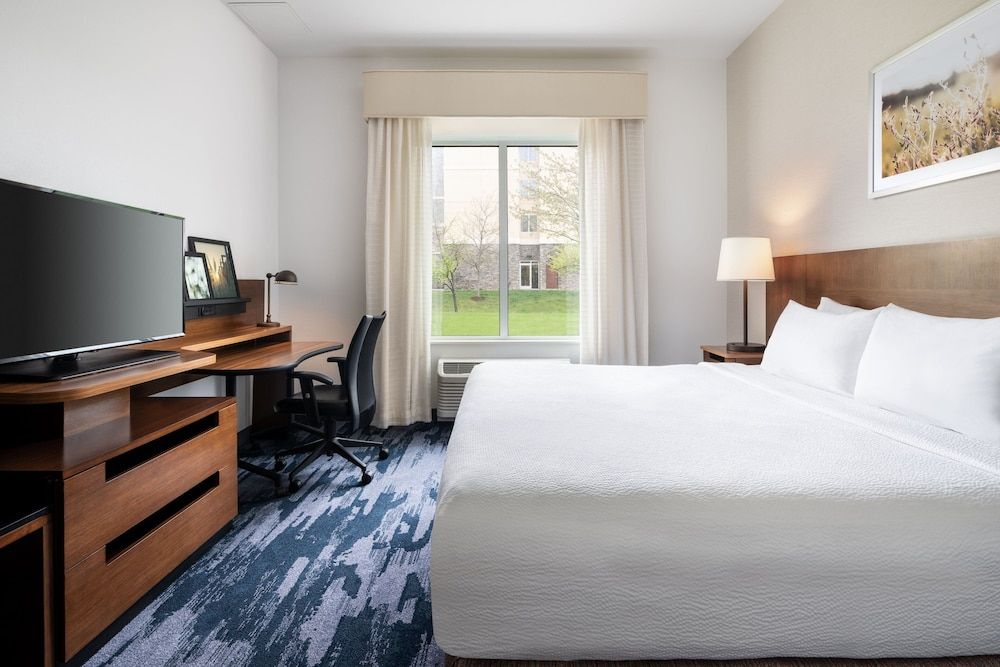 Room, 1 King Bed (Mobility/Hearing Access, Roll-in Shwr)