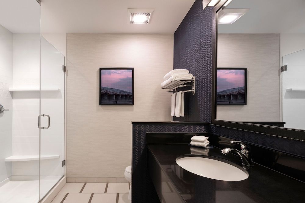 Room, 1 King Bed (Mobility/Hearing Access, Roll-in Shwr)