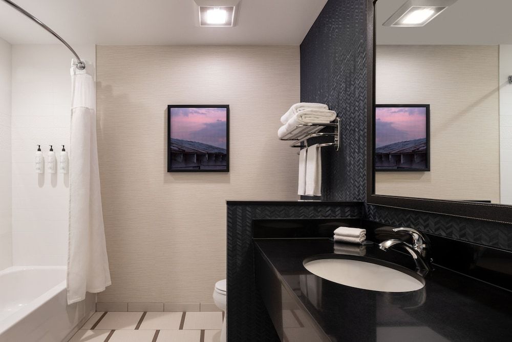 Executive Suite, Multiple Beds (Mobility Accessible, Tub)