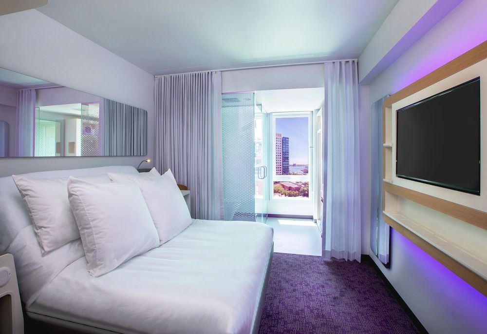 YOTEL Boston Premium Room, 1 Queen Bed 4
