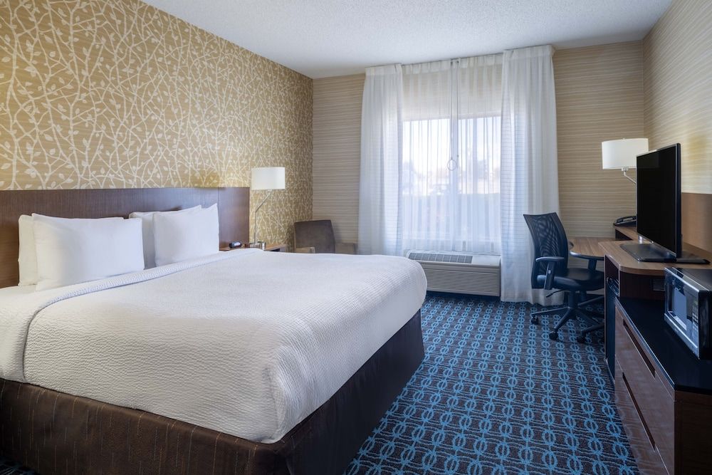 Room, 1 King Bed, Lake View
