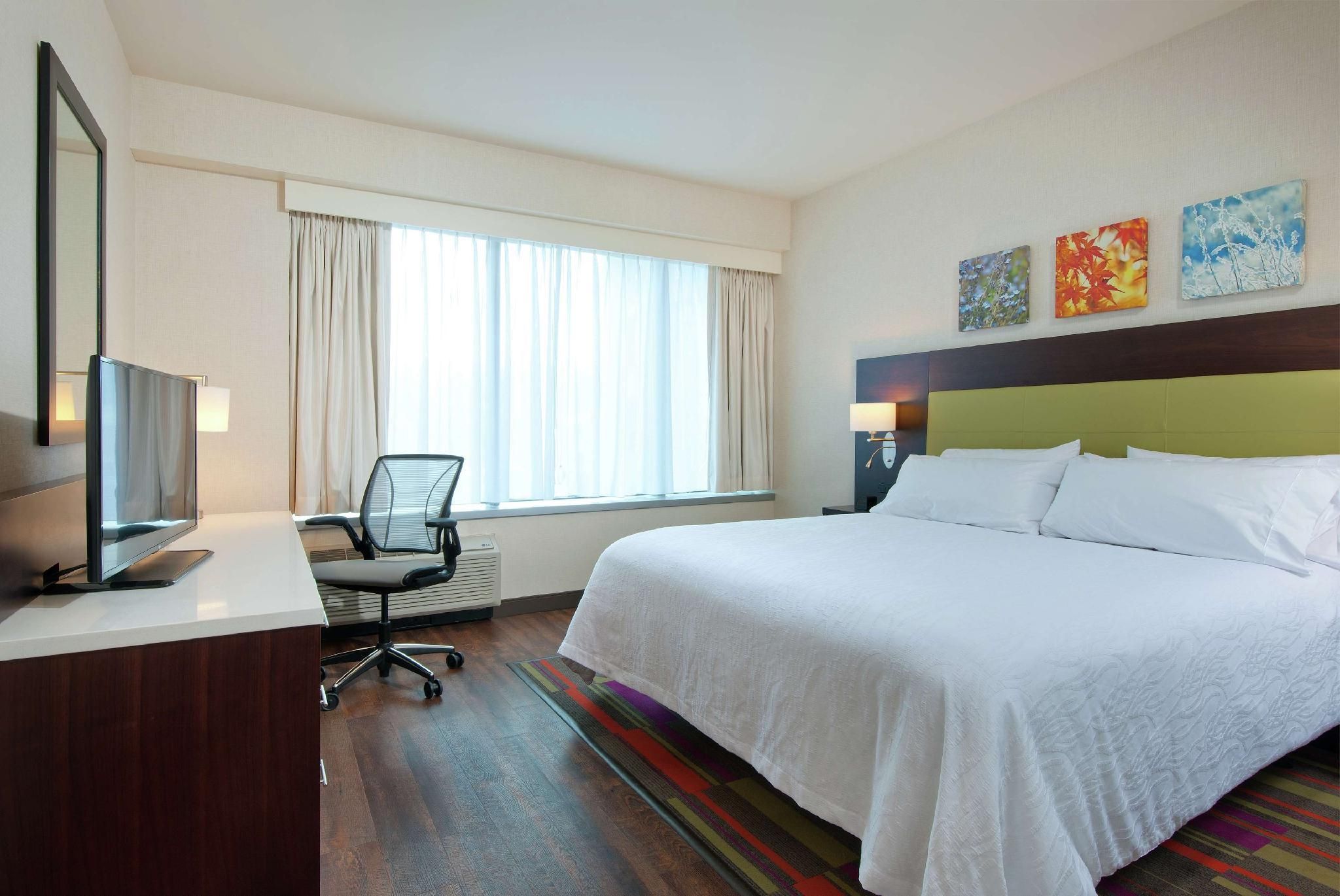 Hilton Garden Inn Pittsburgh Downtown 1 King Bed  2