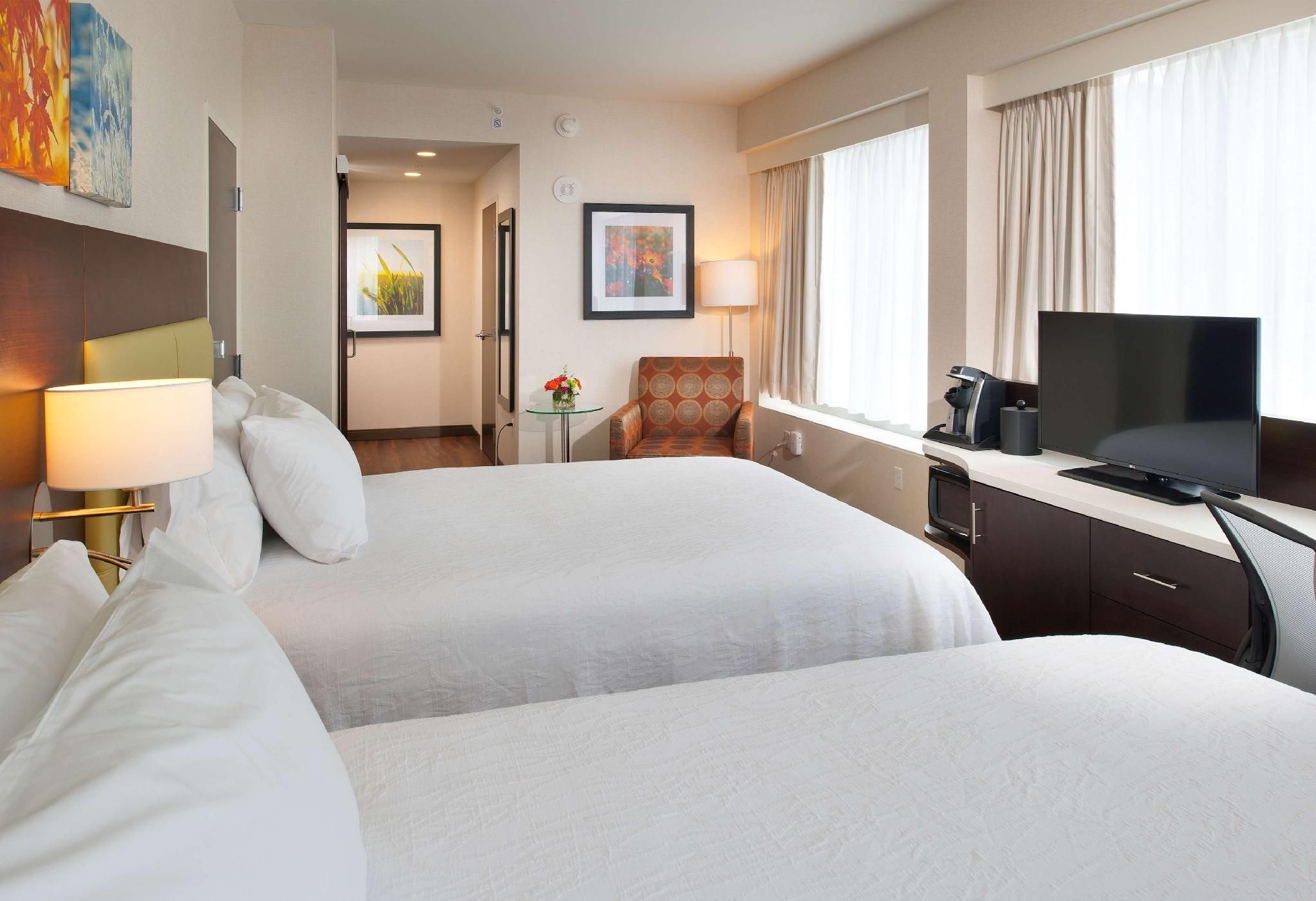 2 QUEEN BEDS CORNER