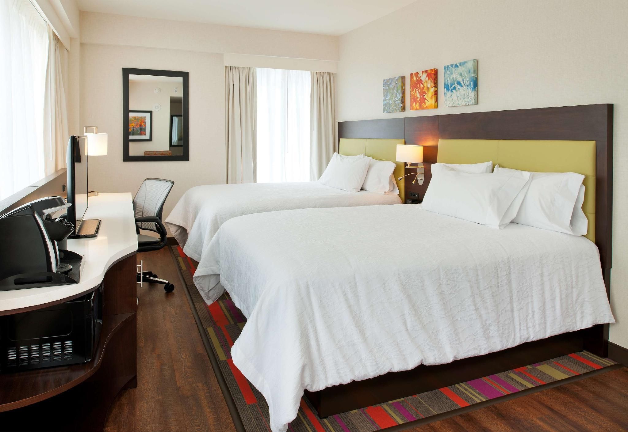 2 QUEEN BEDS CORNER