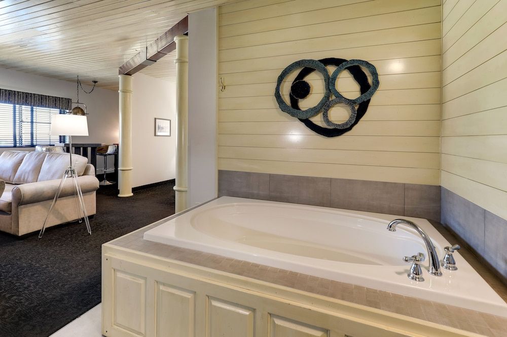 Stoney Creek Hotel Tulsa - Broken Arrow Theme Suite with Whirlpool 6