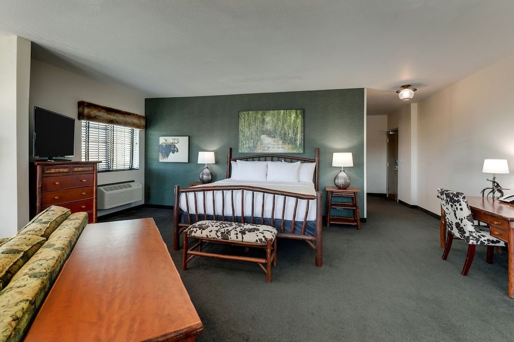 Junior Theme Suite with Whirlpool
