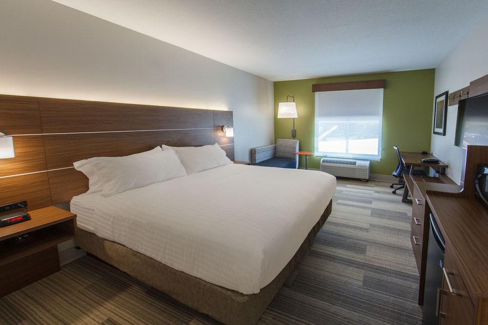 Standard Room, 1 King Bed, Accessible (Mobility, Accessible Tub)