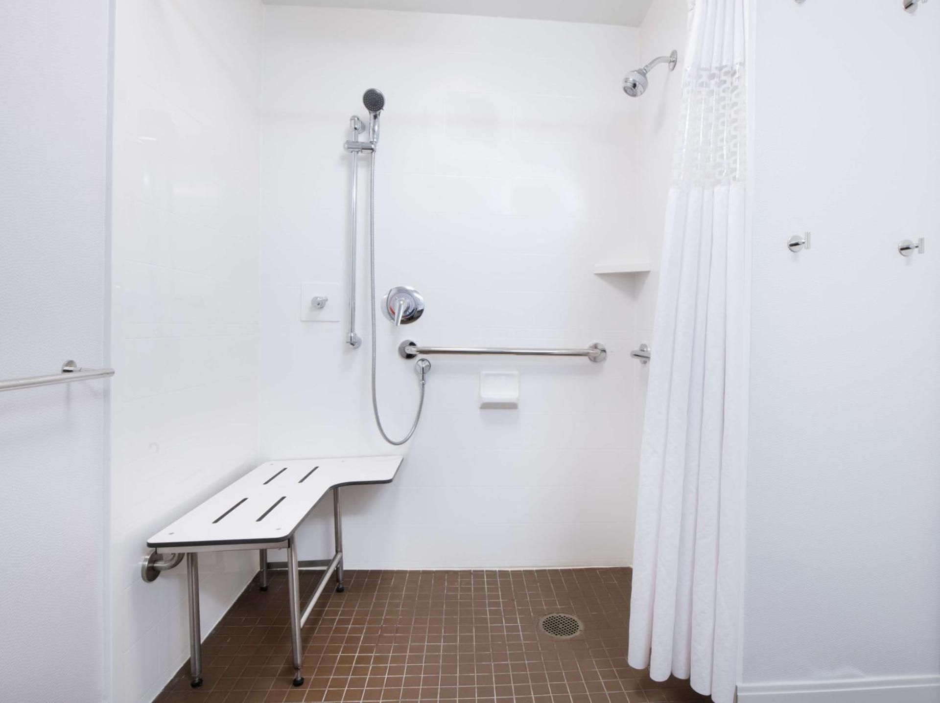 1 KING BED WALK IN SHOWER NONSMOKING