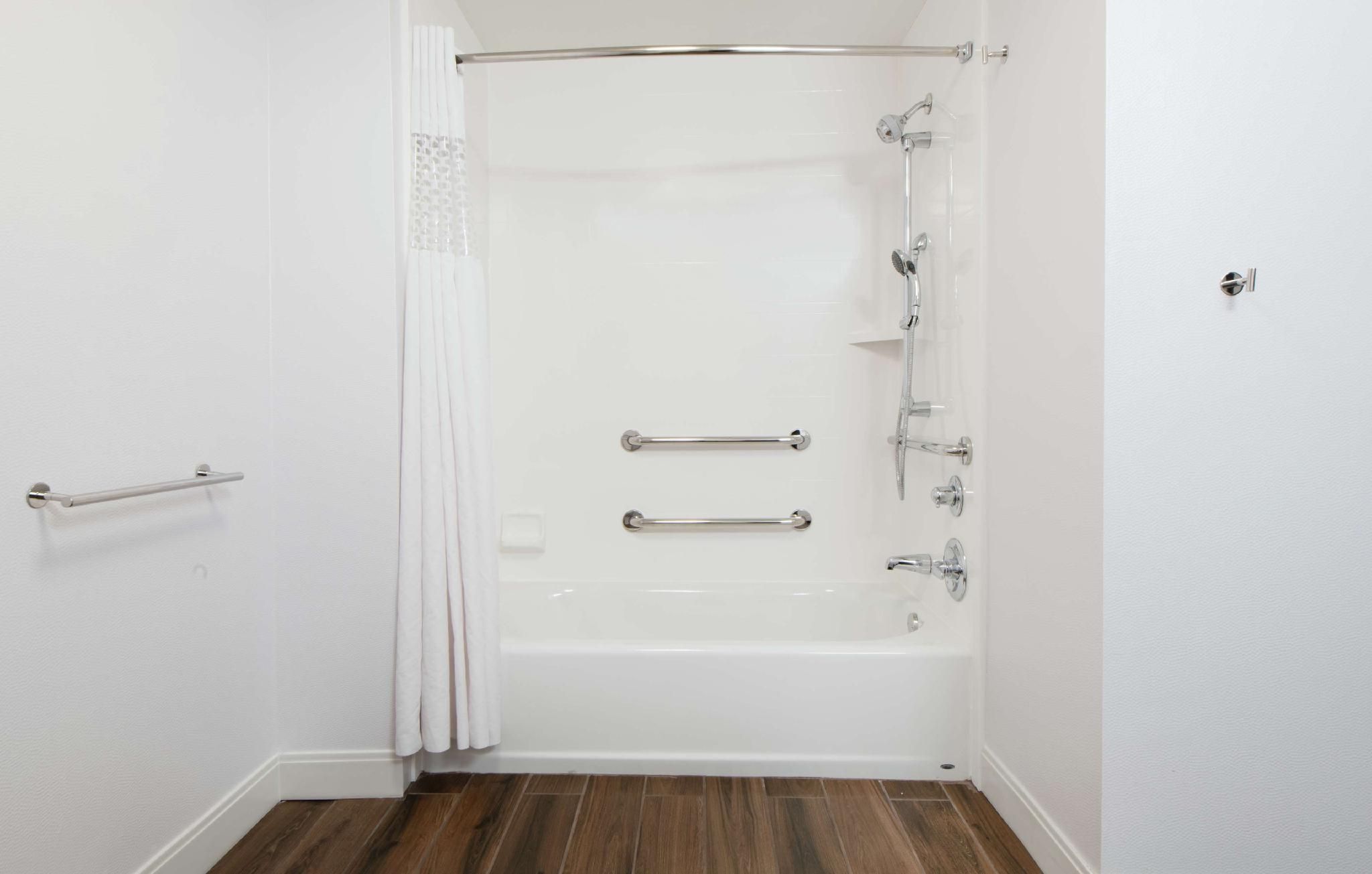 1 KING BED WITH SOFABED TUB/SHOWER COMBO