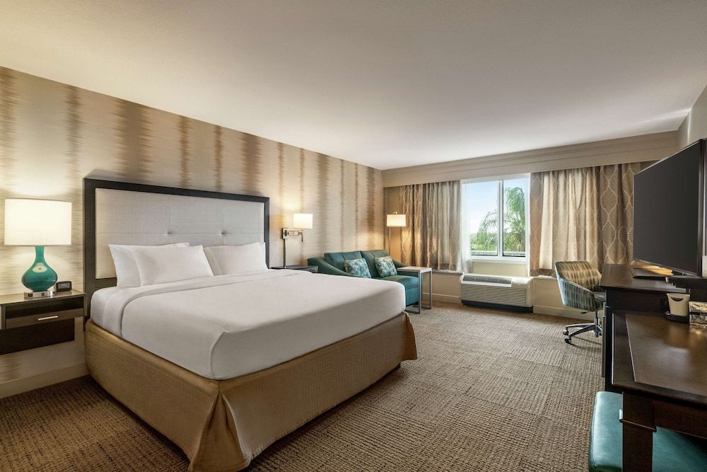 Room, 1 King Bed (Walk-in Shower)
