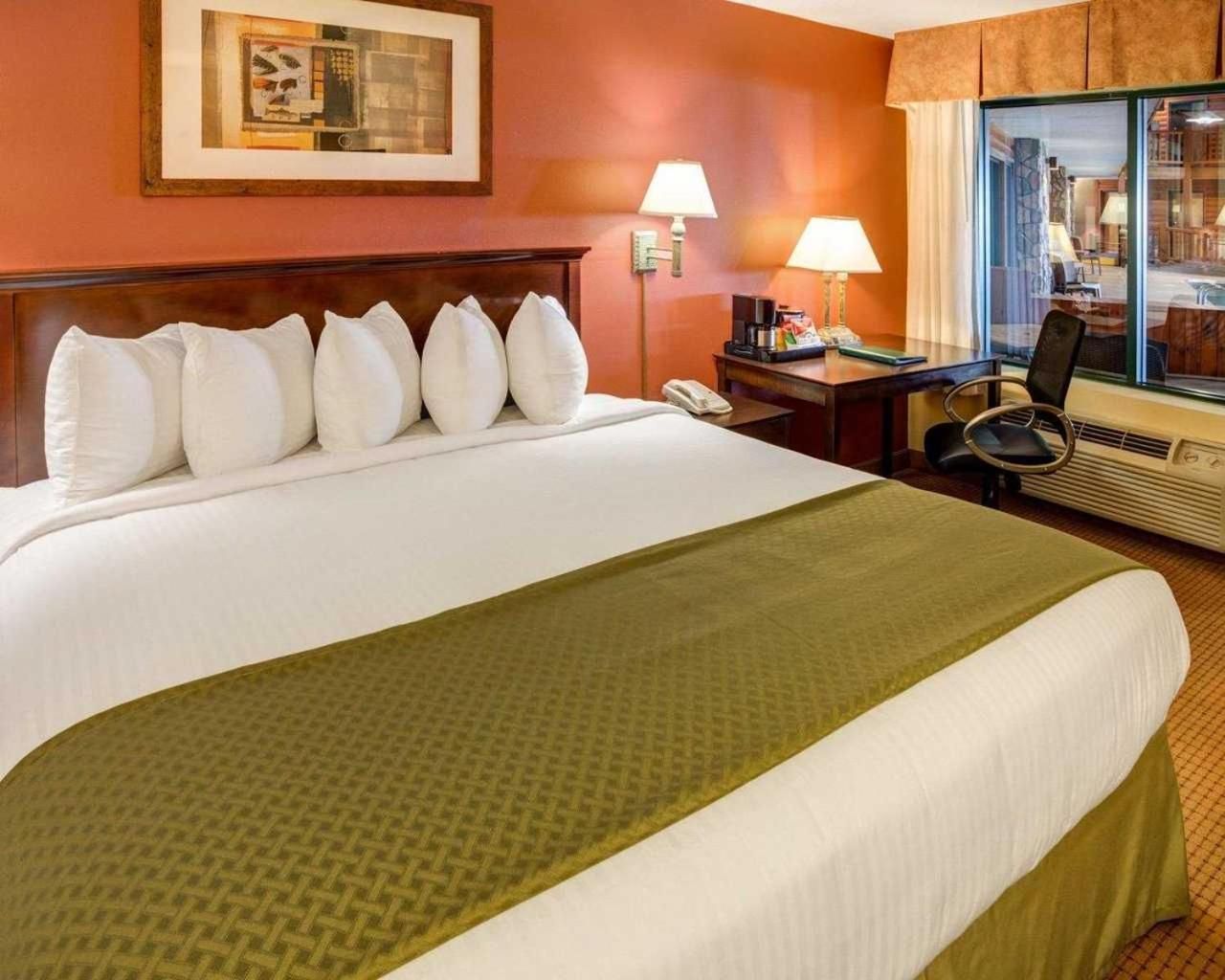 King Suite with Lake View - Non-Smoking