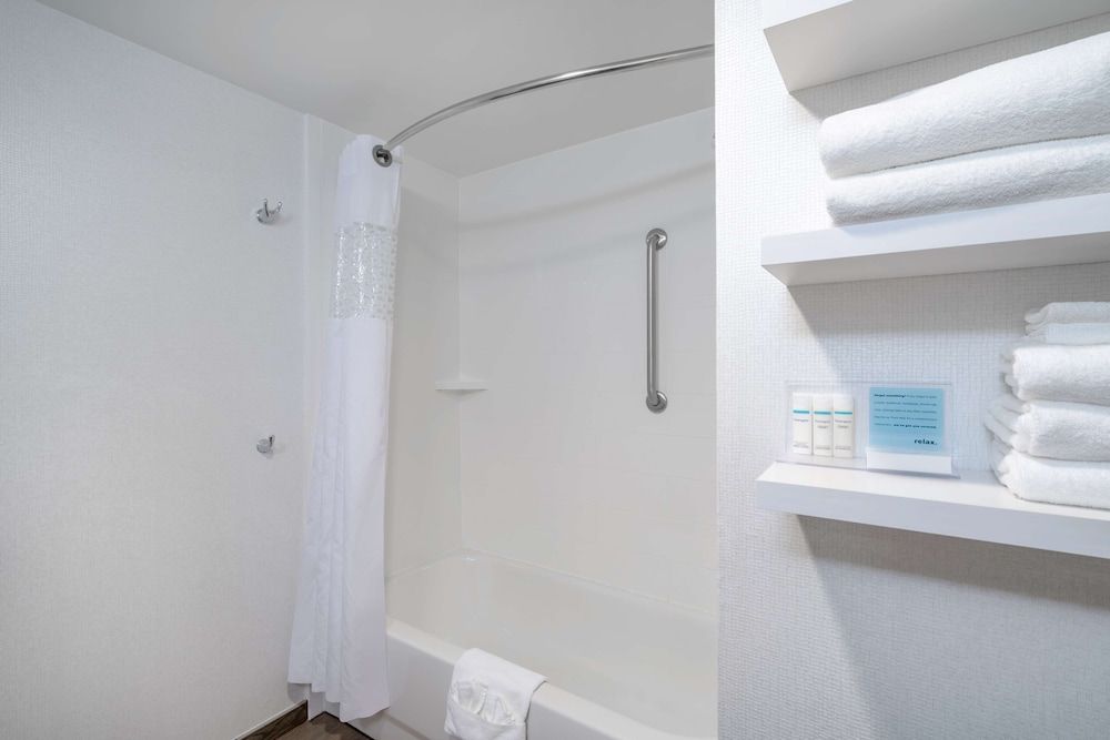 One Queen Bed, Non-Smoking, Accessible