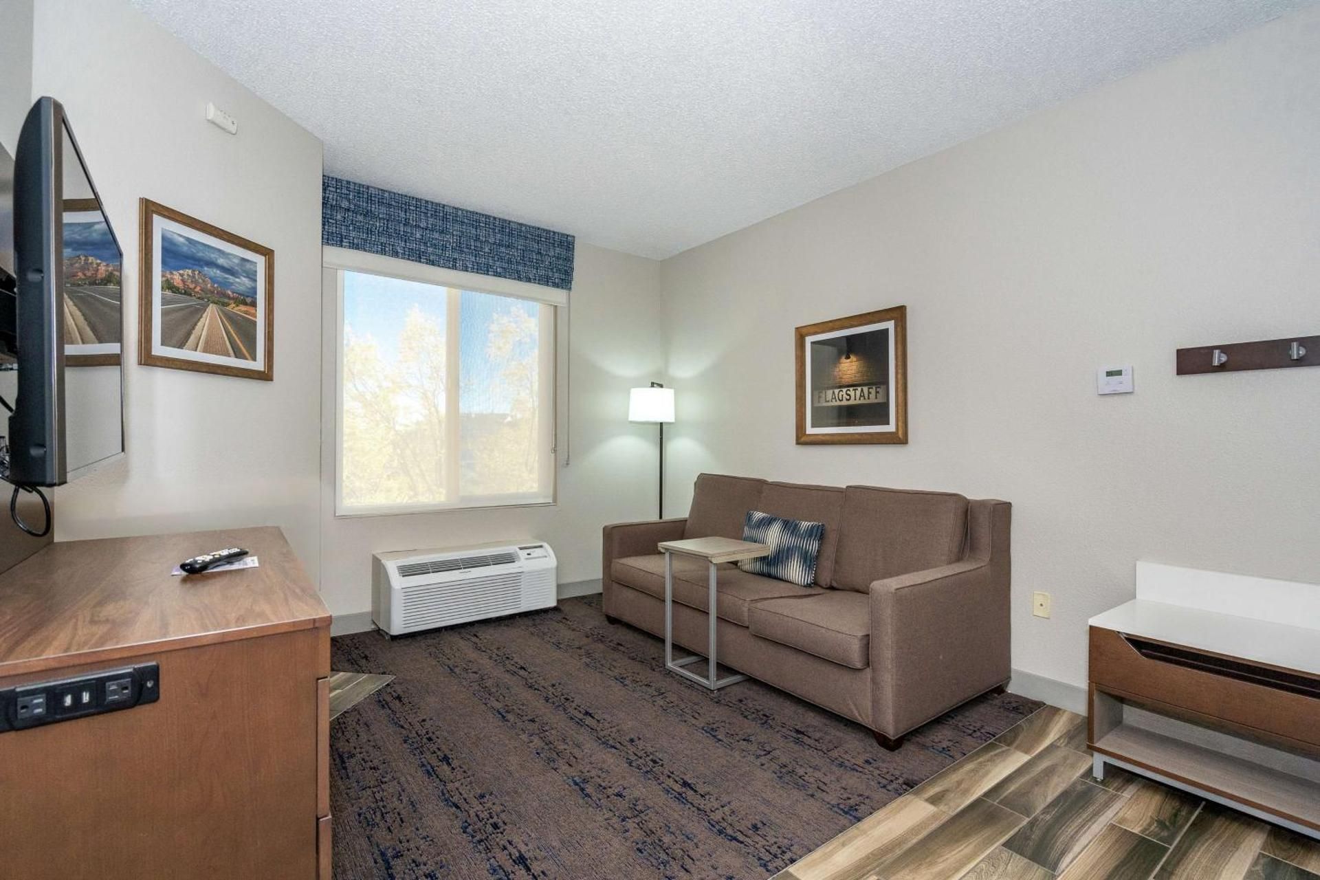 1 BDRM SUITE 1 KING BED NONSMOKING