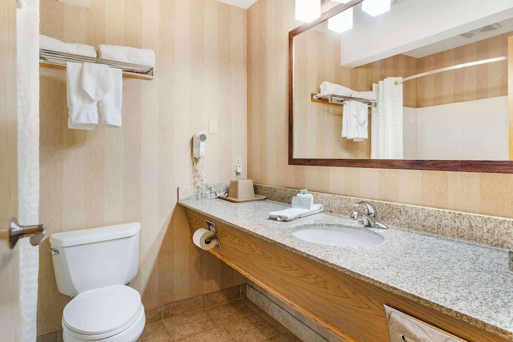 Best Western Prineville Inn Business Suite, 1 King Bed, Non Smoking, Refrigerator & Microwave (Living Room) 3