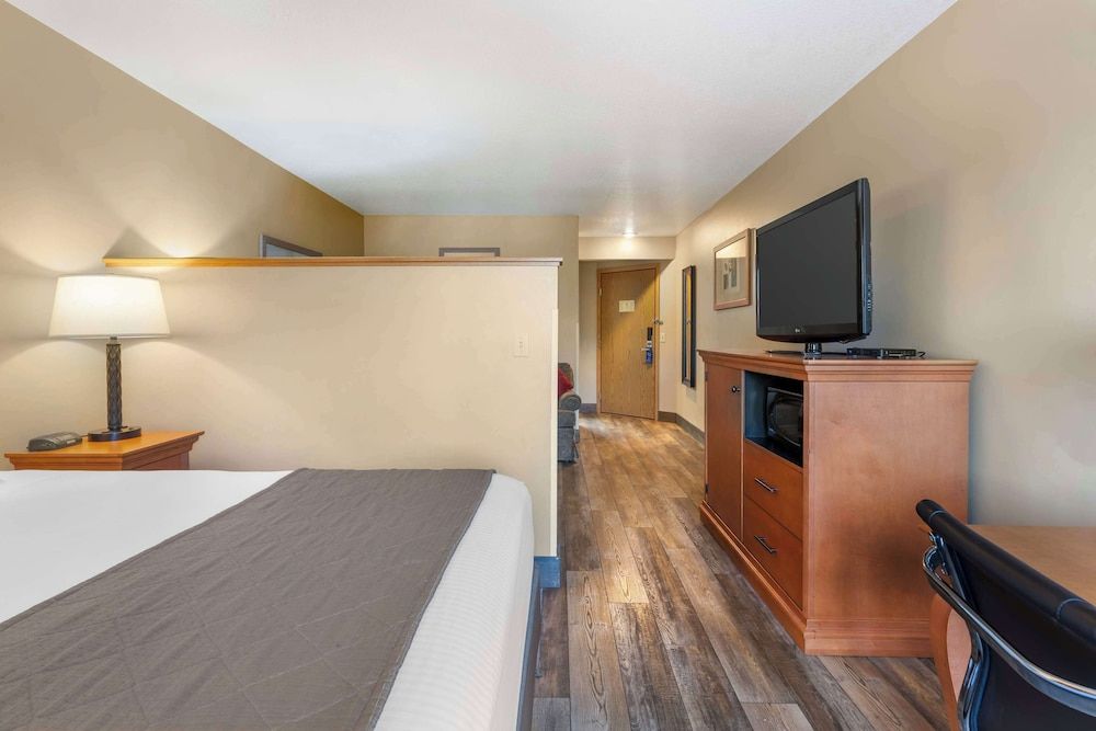 Best Western Prineville Inn Business Suite, 1 King Bed, Non Smoking, Refrigerator & Microwave (Living Room) 2