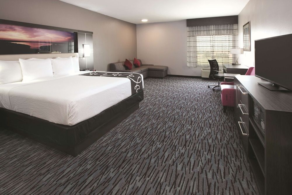Deluxe Room, 1 King Bed, Accessible, Non Smoking (Mobility/Hearing, Tub w/ Grab Bars)