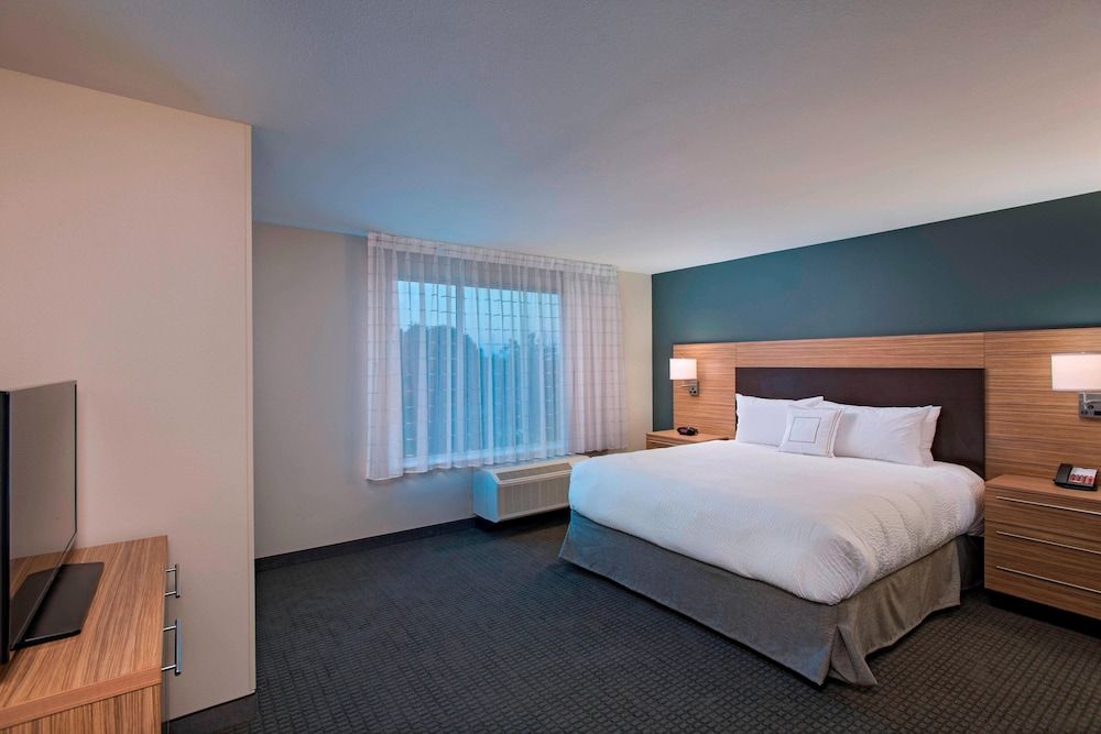 Suite, 1 Bedroom, Non Smoking (Mobility/Hearing Access, Roll-in Shwr)