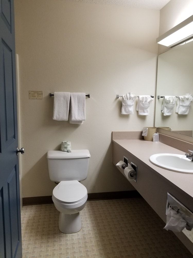 CountrySide Inn Standard Double Room, 2 Queen Beds, Non Smoking, Refrigerator & Microwave 5