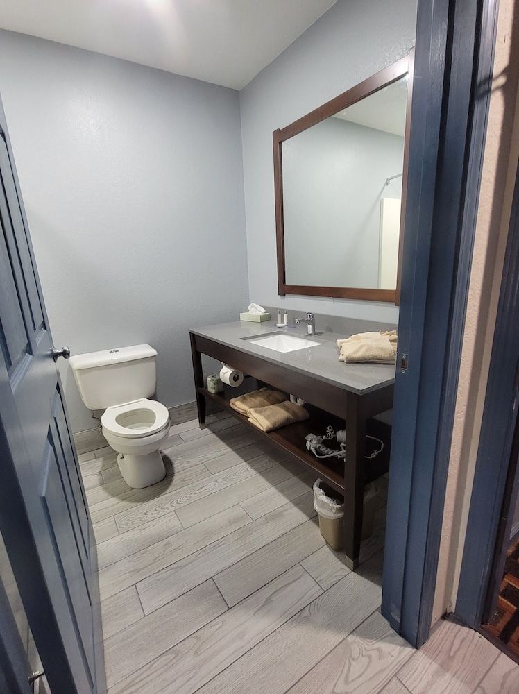 CountrySide Inn Quadruple Room, 2 Queen Beds, Non Smoking 5