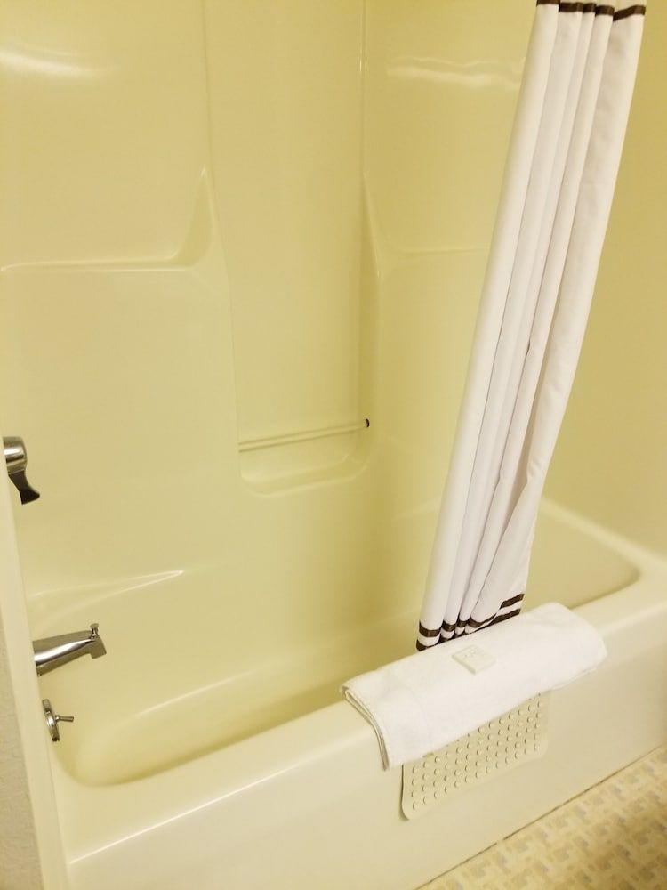 CountrySide Inn Quadruple Room, 2 Queen Beds, Non Smoking 4