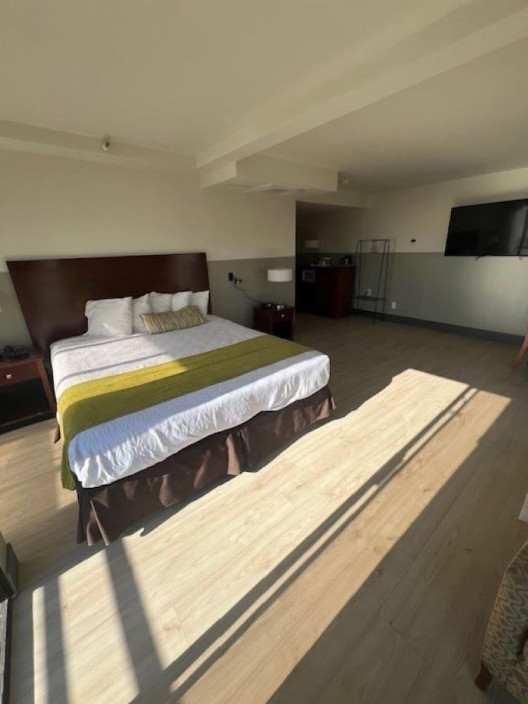 Deluxe Room, 1 King Bed, Balcony, Oceanfront