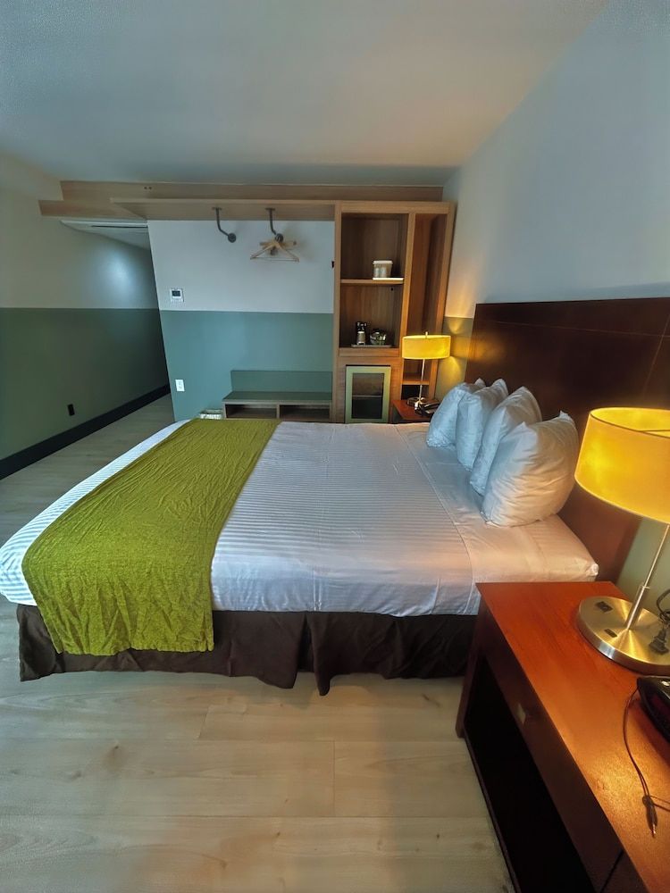 Standard Room, 1 Queen Bed, Balcony