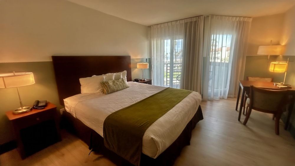 Standard Room, 1 King Bed, Partial Ocean View (Upper Floor)