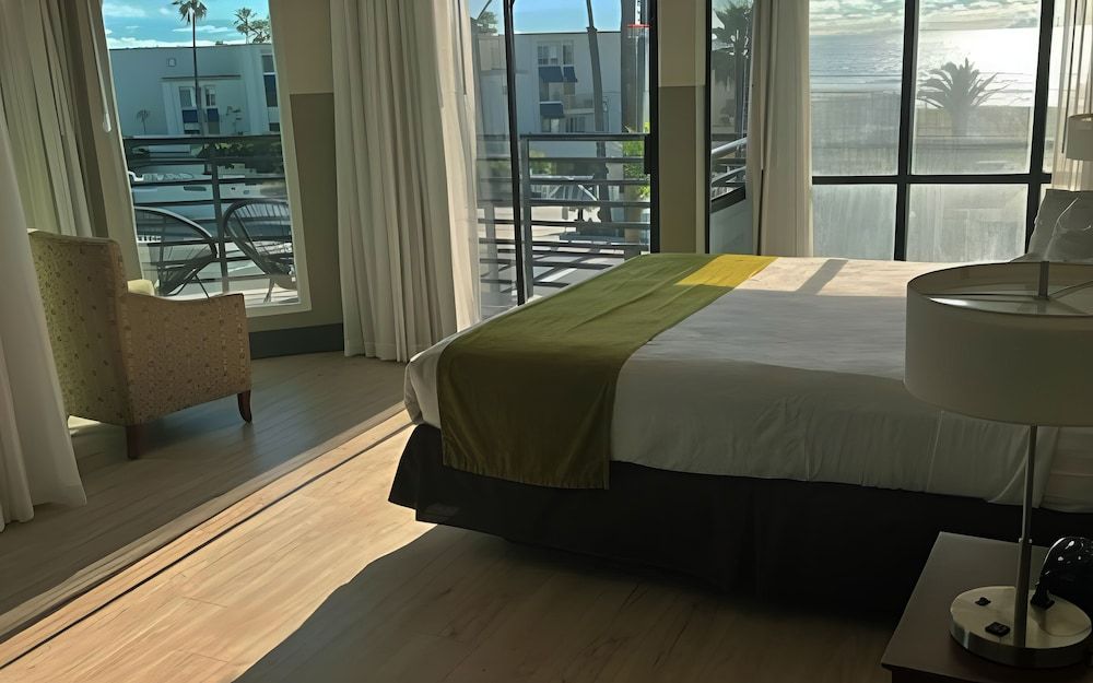 Deluxe Room, 1 King Bed, Balcony, Oceanfront