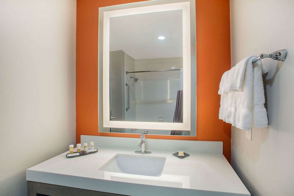 La Quinta Inn & Suites by Wyndham Pittsburg Executive Studio Suite, 1 Queen Bed, Accessible, Non Smoking (Mobility) 7