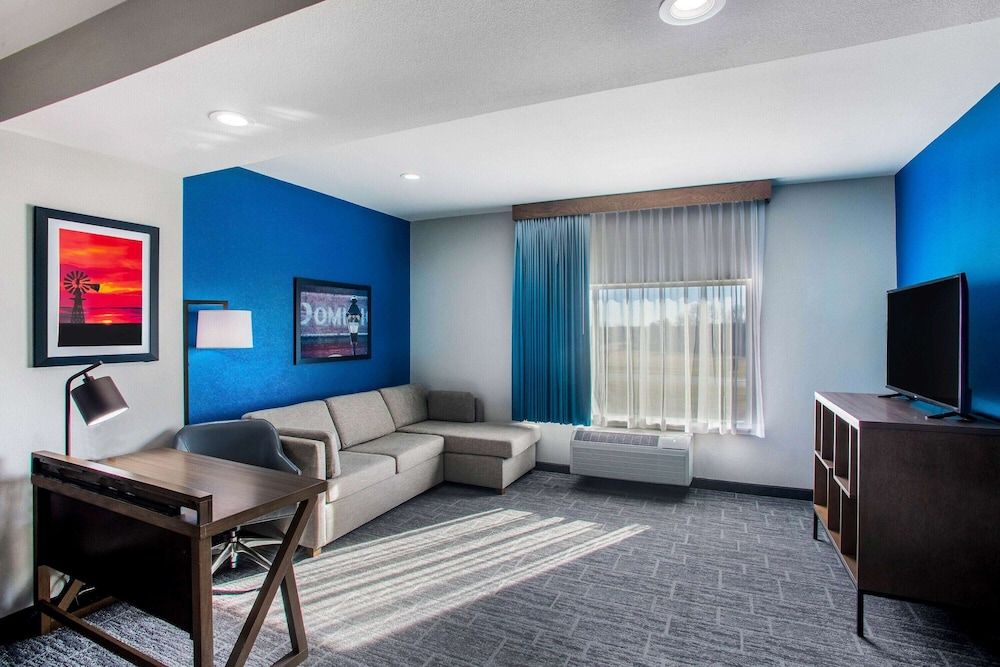 La Quinta Inn & Suites by Wyndham Pittsburg Executive Studio Suite, 1 King Bed, Accessible, Non Smoking (Mobility) 9