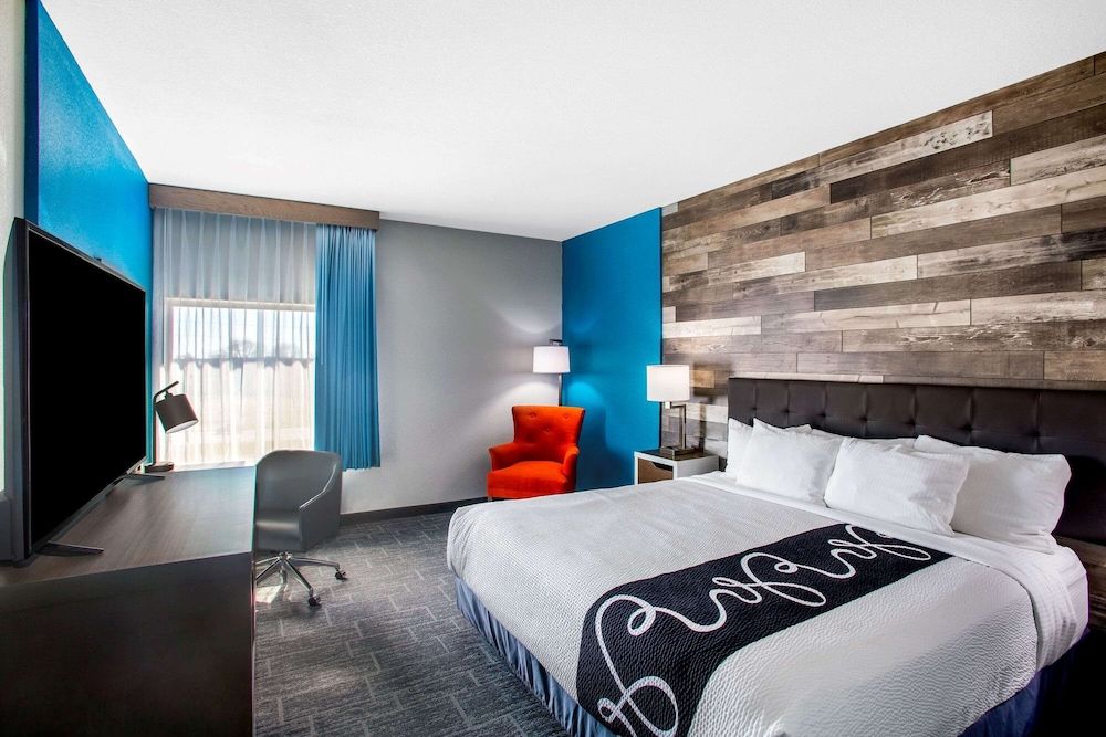 La Quinta Inn & Suites by Wyndham Pittsburg Room, 1 King Bed, Non Smoking, City View