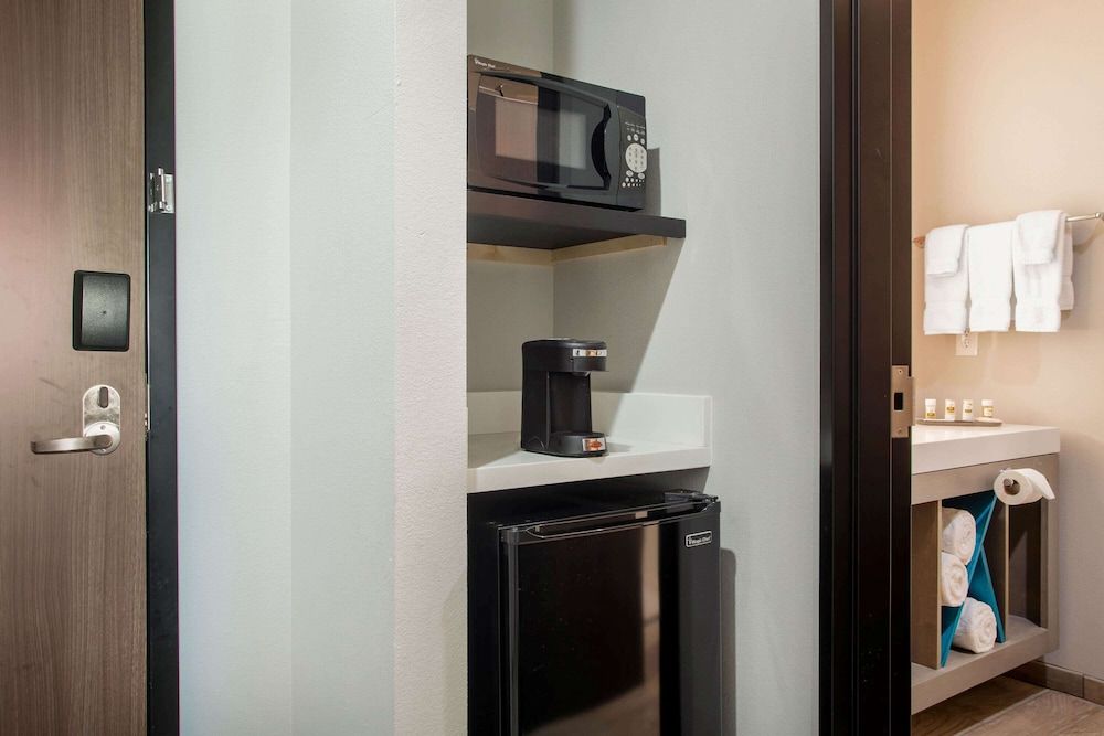 La Quinta Inn & Suites by Wyndham Pittsburg Executive Studio Suite, 1 Queen Bed, Accessible, Non Smoking (Mobility) 8