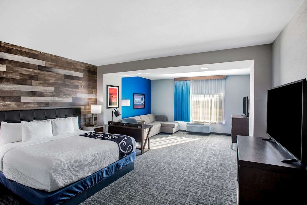 La Quinta Inn & Suites by Wyndham Pittsburg Executive Studio Suite, 1 King Bed, Accessible, Non Smoking (Mobility)