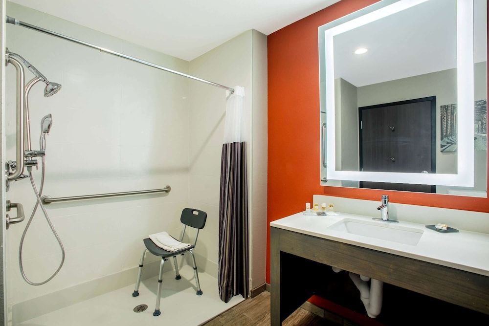 La Quinta Inn & Suites by Wyndham Pittsburg Executive Studio Suite, 1 Queen Bed, Accessible, Non Smoking (Mobility) 4