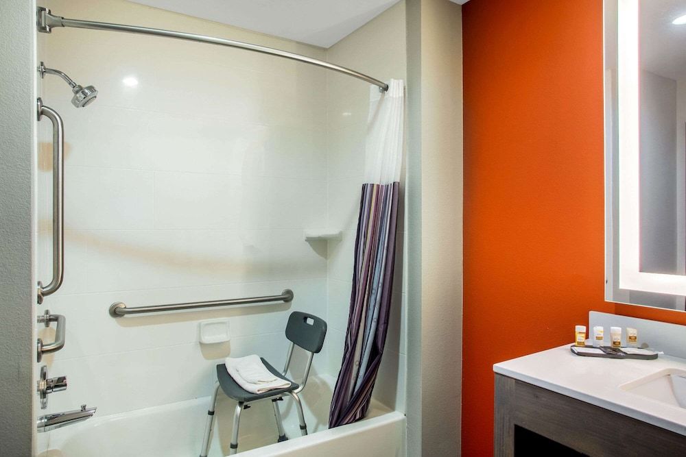 La Quinta Inn & Suites by Wyndham Pittsburg Executive Studio Suite, 1 Queen Bed, Accessible, Non Smoking (Mobility) 5