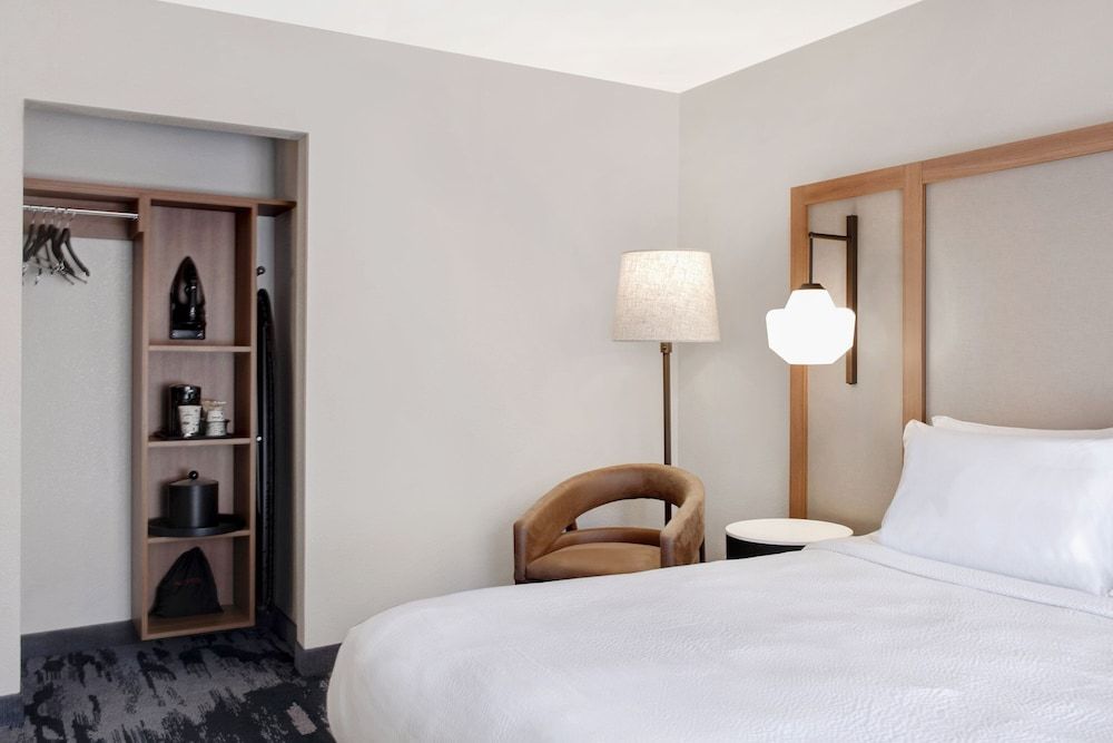 Room, 1 King Bed, Non Smoking (Mobility/Hearing Accessible, Tub)