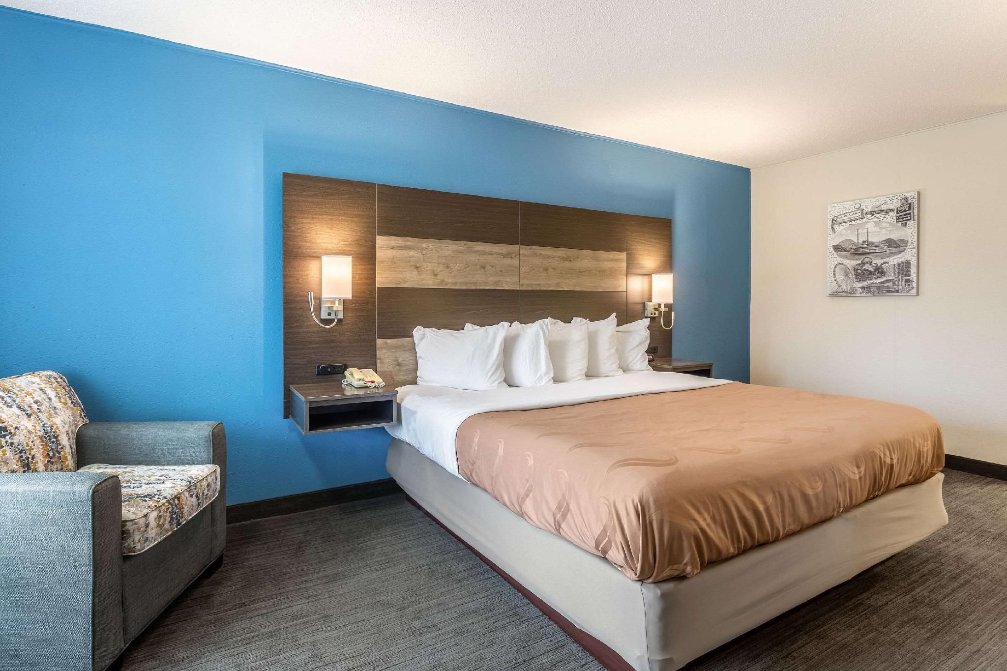 1 King Bed, Nonsmoking, Accessible