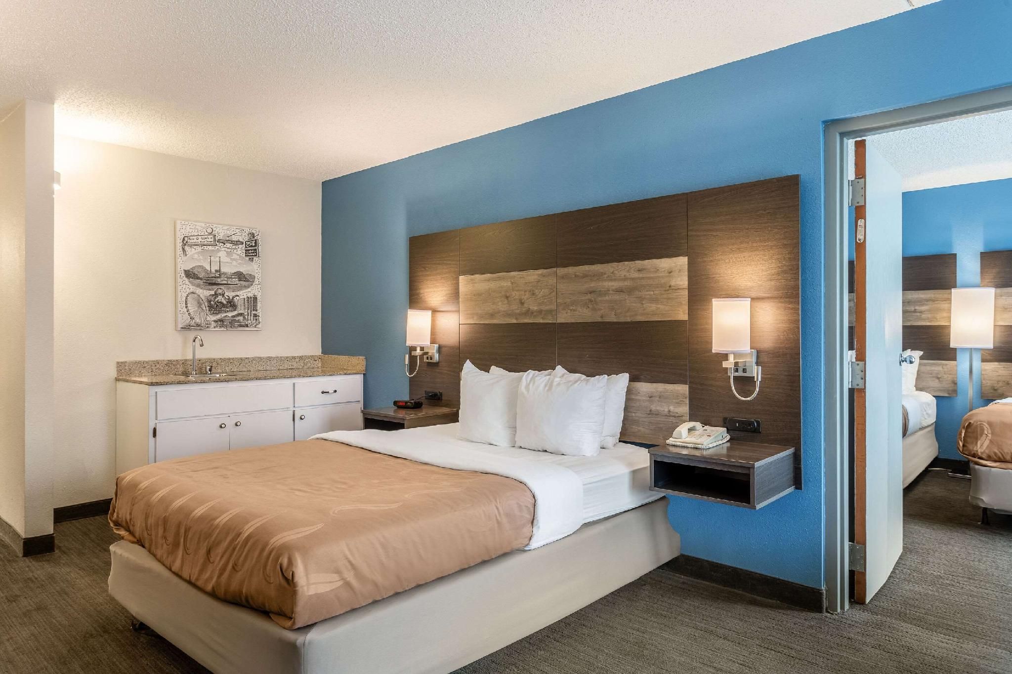 3 Queen Beds, Suite, Nonsmoking