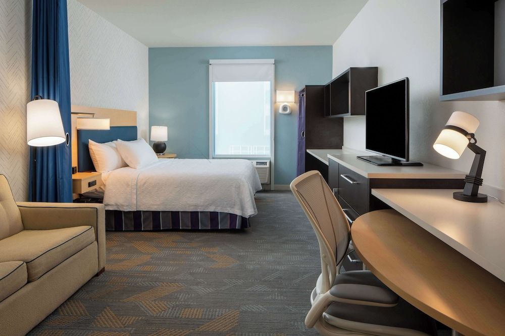Studio Suite, 1 King Bed with Sofa bed, Non Smoking
