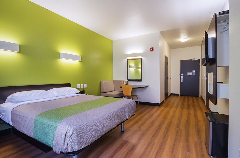 Motel 6 South Bend, IN - Mishawaka Standard Room, 1 Queen Bed, Accessible, Non Smoking 6