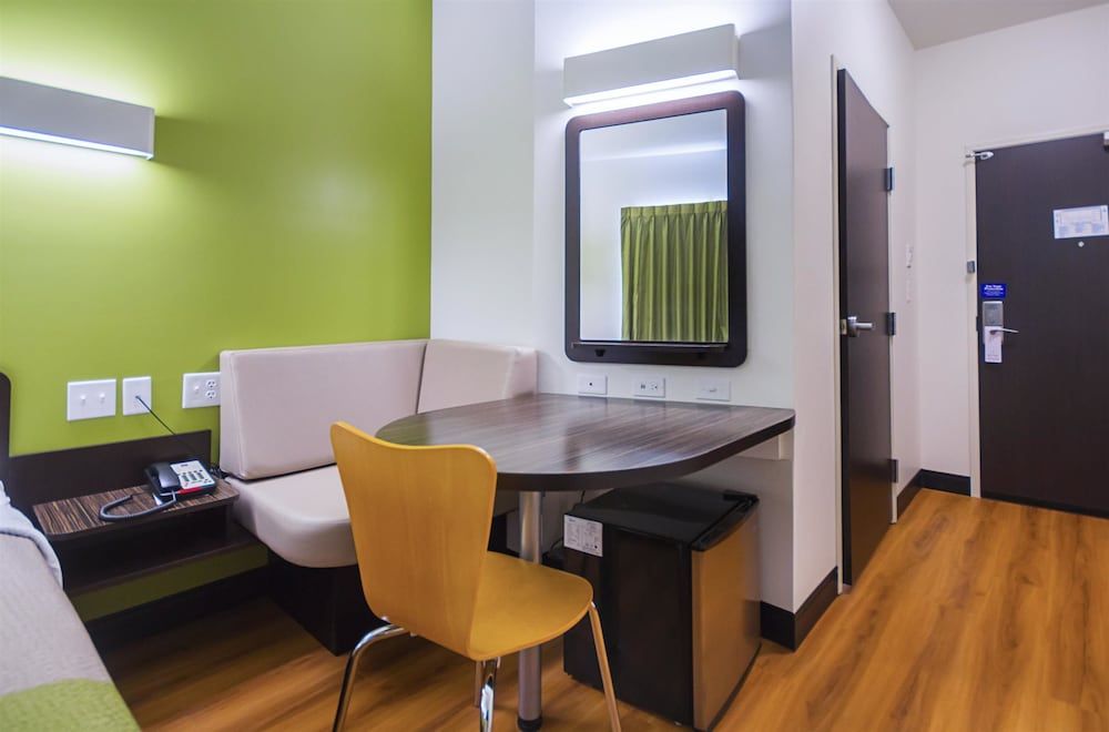 Motel 6 South Bend, IN - Mishawaka Standard Room, 1 Queen Bed, Accessible, Non Smoking 2