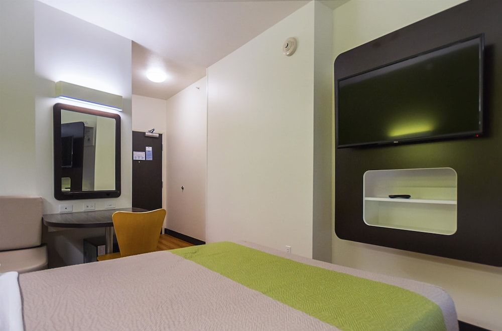 Motel 6 South Bend, IN - Mishawaka Standard Room, 1 Queen Bed, Accessible, Non Smoking 4