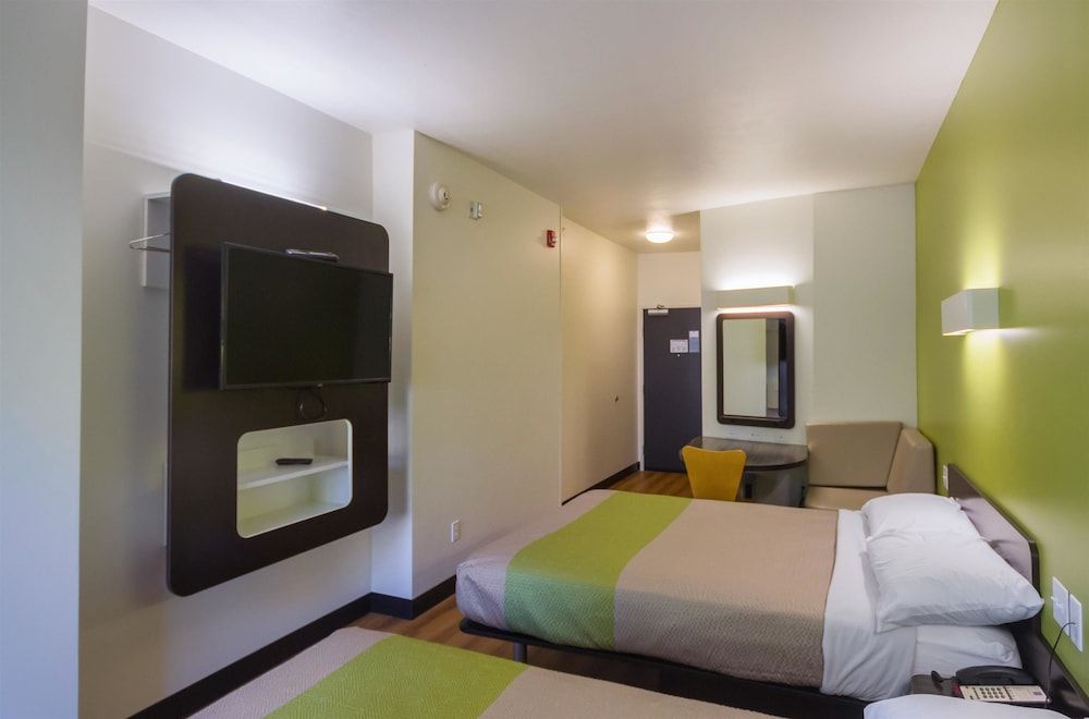 Motel 6 South Bend, IN - Mishawaka Standard Room, 2 Queen Beds, Accessible, Non Smoking 3