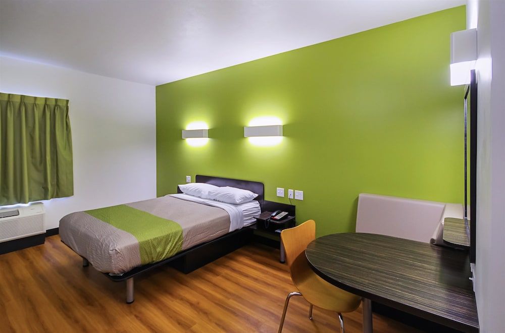 Motel 6 South Bend, IN - Mishawaka Standard Room, 1 Queen Bed, Accessible, Non Smoking 3