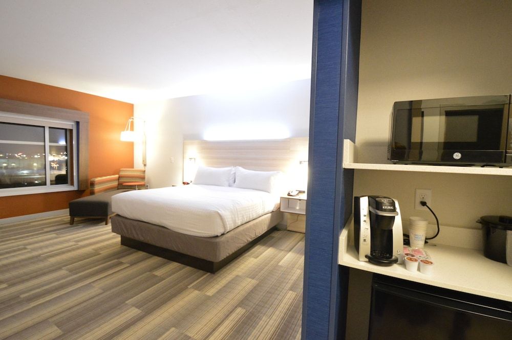 Room, 1 King Bed, Accessible (Communications, Roll-In Shower)