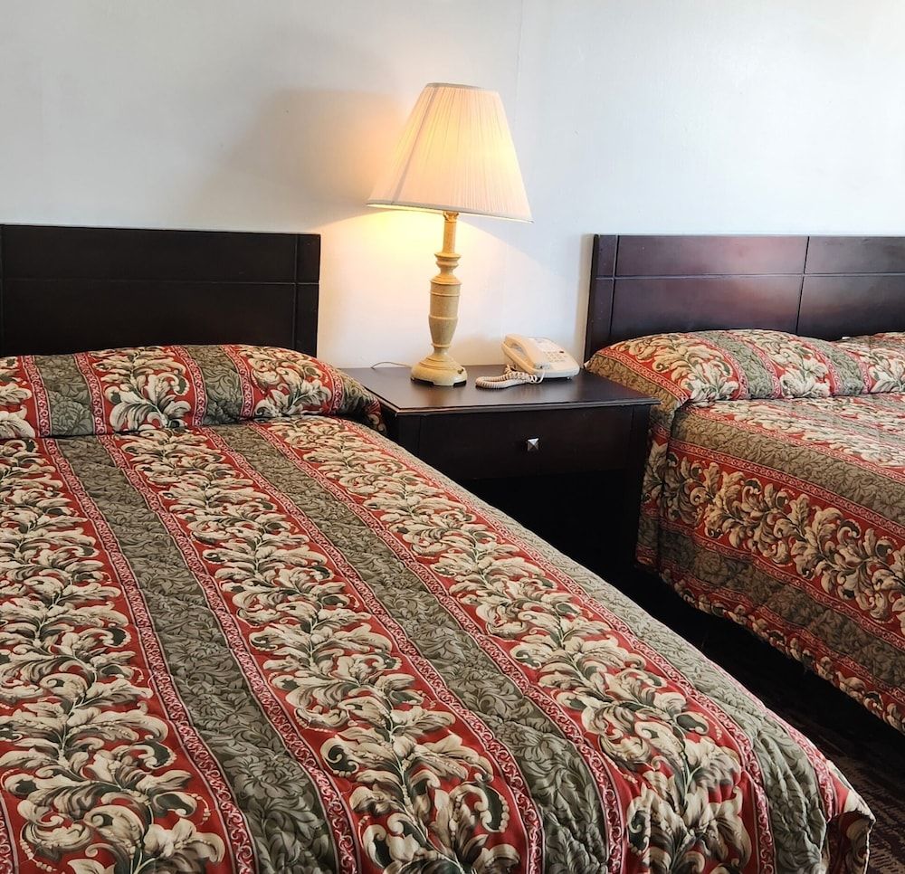 Budget Inn Economy Room, 2 Double Beds, Smoking, Refrigerator & Microwave 2