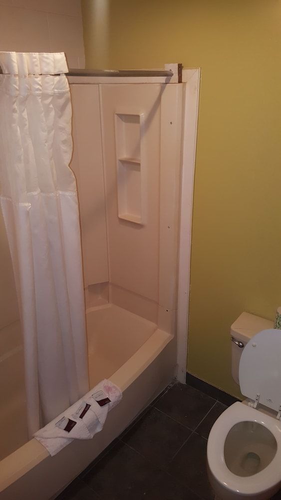 Budget Inn Economy Room, 2 Double Beds, Smoking, Refrigerator & Microwave 4