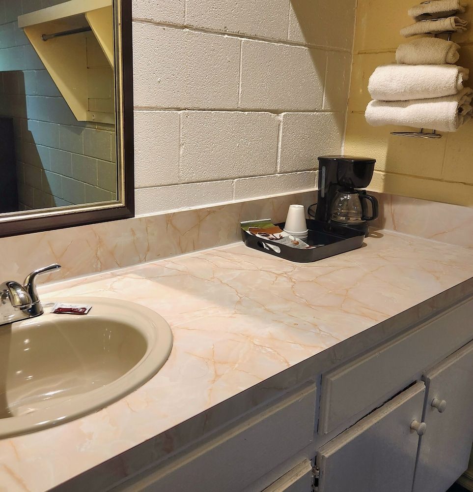 Budget Inn Basic Single Room, 1 King Bed, Non Smoking, Refrigerator & Microwave 3